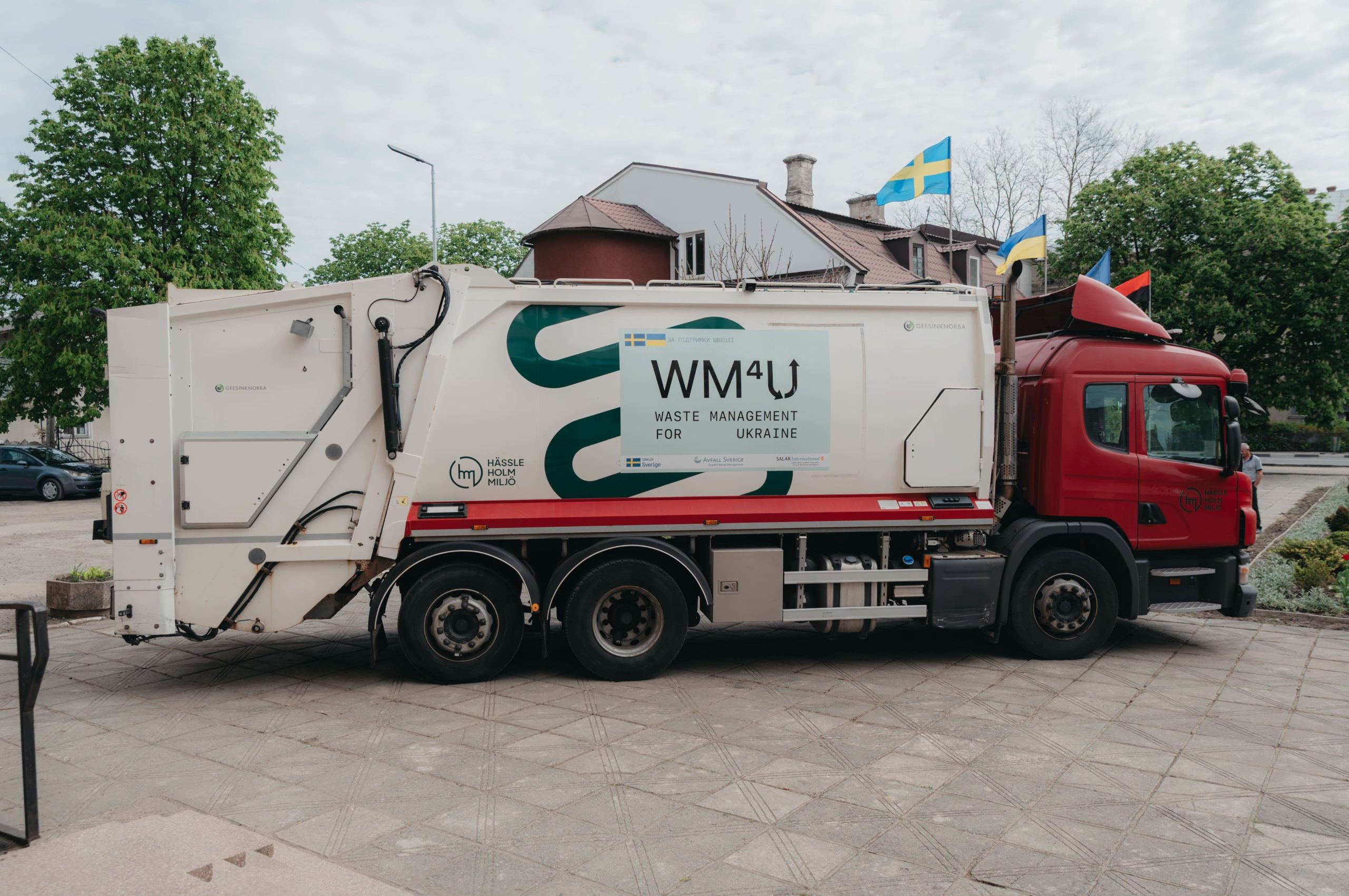 Фото до матеріалу: Рогатин отримав сучасний сміттєвоз від Швеції