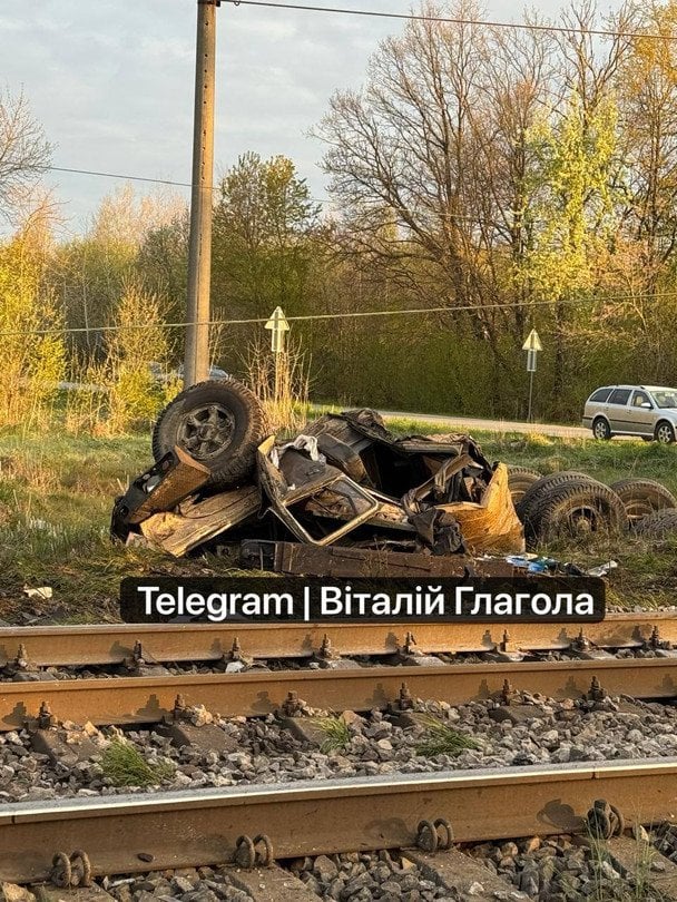 Фото до матеріалу: Трагедія на Львівщині: машиніст загинув після зіткнення потяга з автокраном