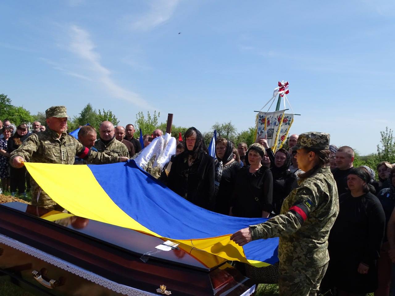 Фото до матеріалу: У селі Озеряни попрощалися із захисником Василем Криницьким