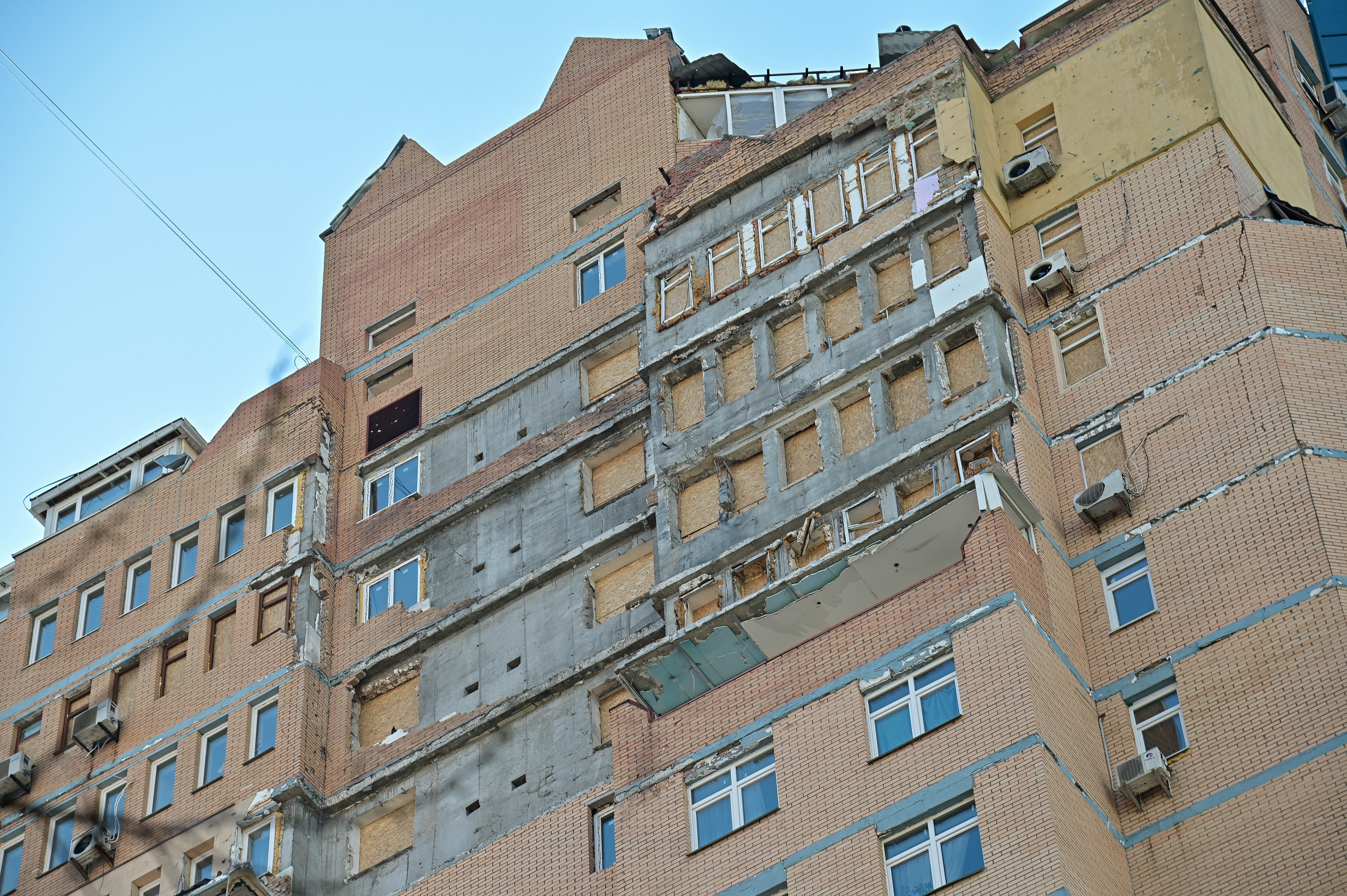 Фото до матеріалу: У Святошинському районі Києва відновлюють житлові будинки після обстрілів