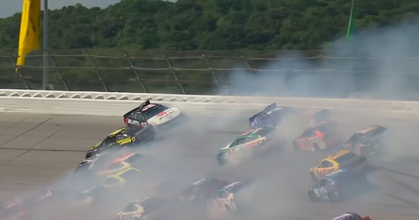 Фото до матеріалу: Під час гонки NASCAR у США сталася аварія за участю 27 болідів. ВІДЕО
