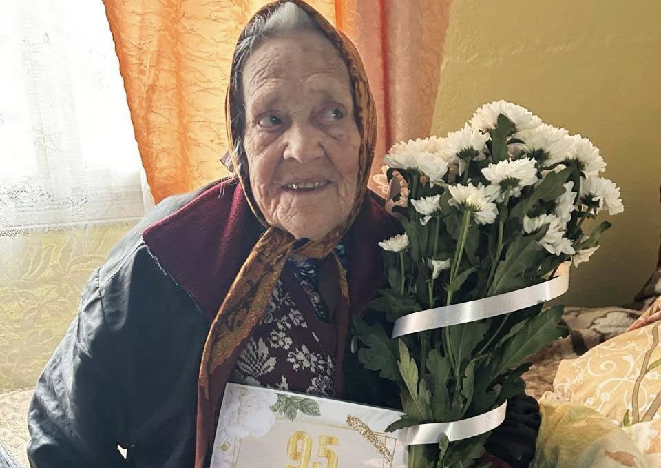 Фото до матеріалу: 95-річна Анна Городечна зі Старого Лисця відзначила ювілей з повагою громади
