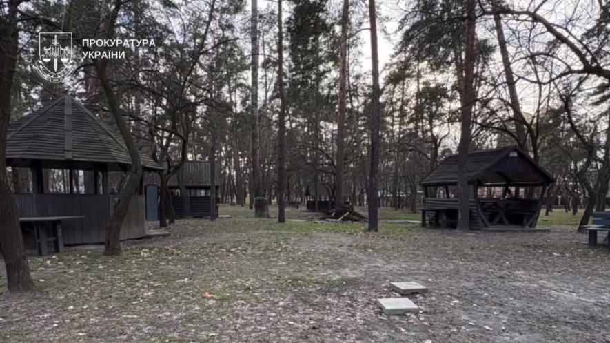 Фото до матеріалу: У Києві знесли незаконне кафе та альтанки у парку «Партизанська слава"