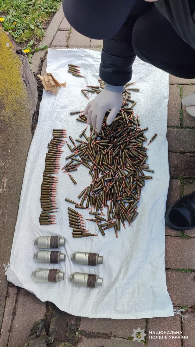 Фото до матеріалу: У Самборі затримали торговця зброєю: викрили тисячі патронів та постріли для гранатомета