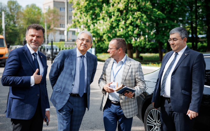 Фото до матеріалу: Посол Узбекистану відвідав ІФНТУНГ: «Університет має чудову генетику»