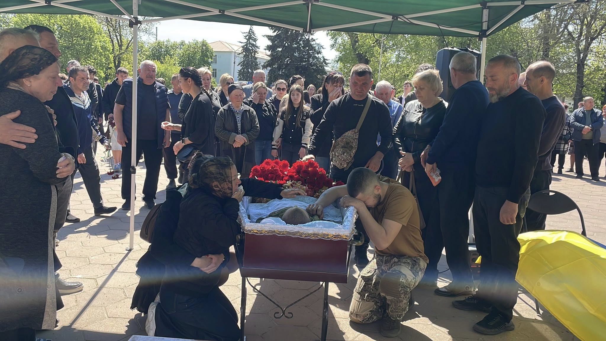 Фото до матеріалу: Загиблий воїн Сергій Струк повернувся додому на «щиті»: роздільнянці востаннє віддали йому шану
