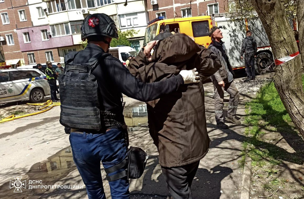 Фото до матеріалу: Російський удар по Кривому Розі: пожежа в дев'ятиповерхівці, постраждали п'ятеро, серед них діти