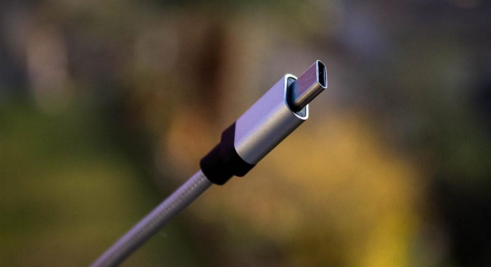 Фото до матеріалу: Чому телефон заряджається повільно: розбираємо міфи про кабелі USB-C