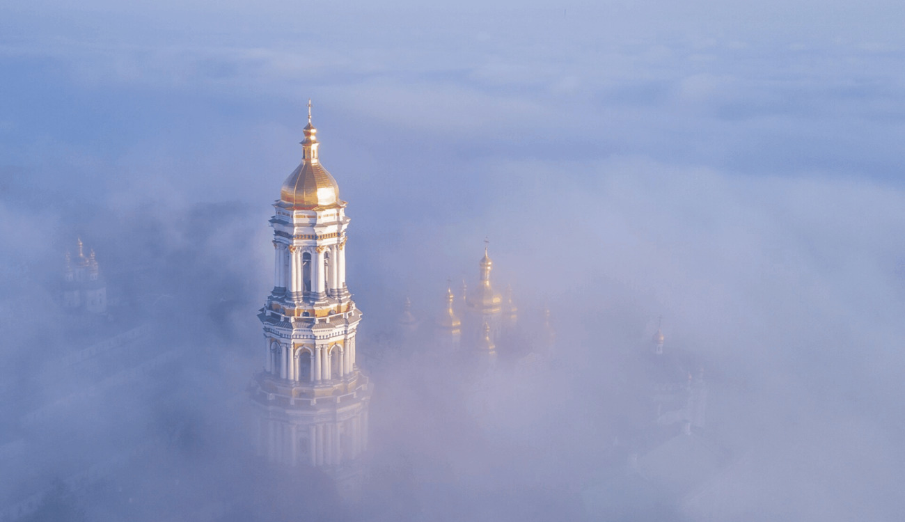 Фото до матеріалу: Світлина Лаври в ранковому тумані стала найкращим фото Києва 2025 року
