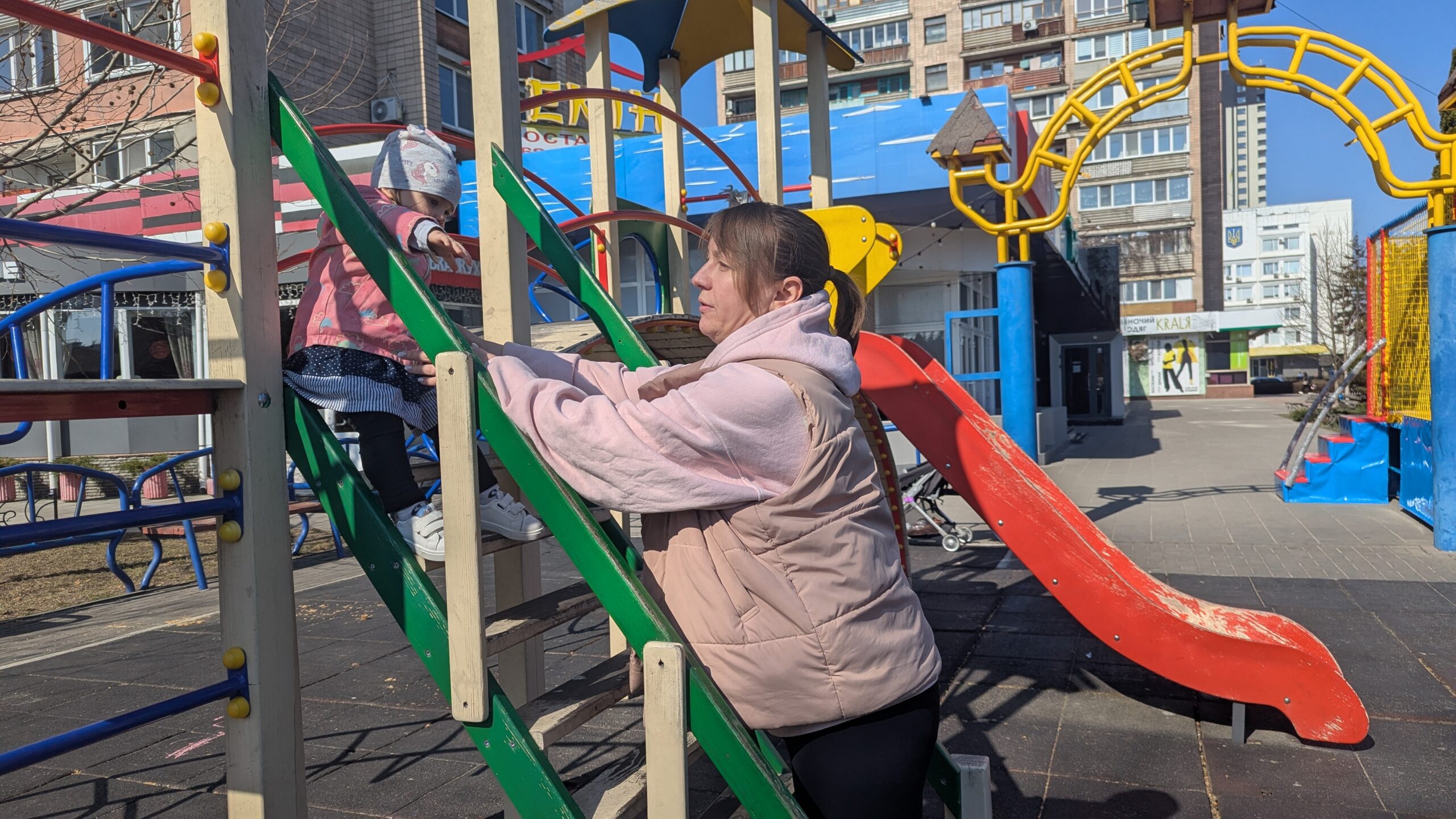 Фото до матеріалу: «Мами на колесах» перевіряють Черкаси на доступність: як переселенка змінює місто для батьків із дітьми