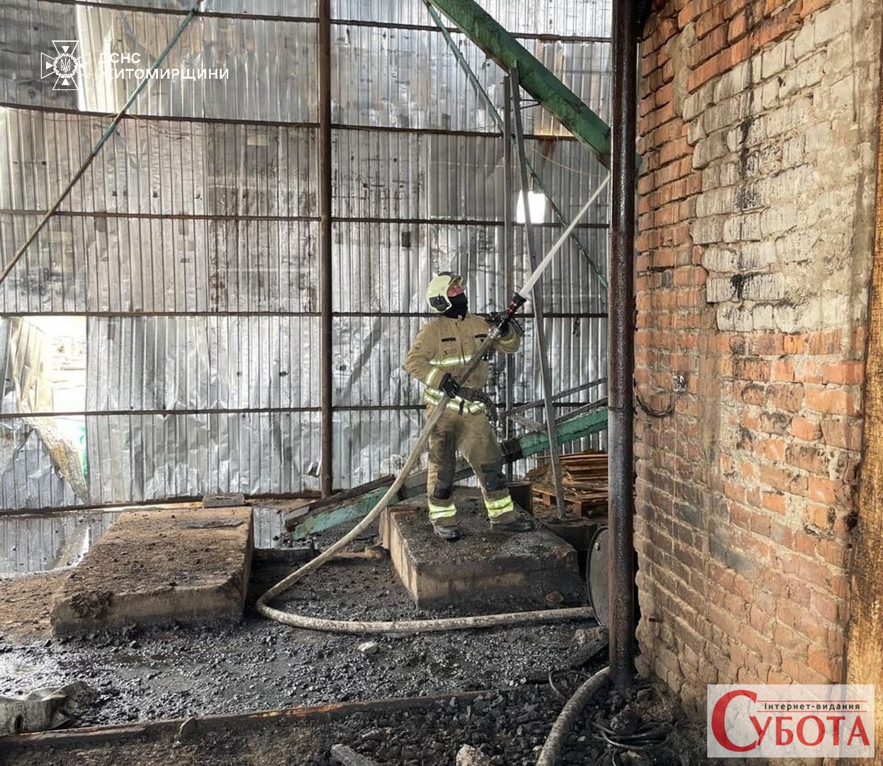Фото до матеріалу: Пожежа на Коростенщині: згорів дах та обладнання в селі Кожухівка