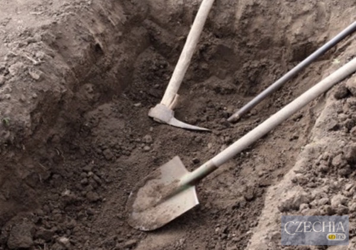 Фото до матеріалу: Стукіт із труни: на Словаччині поліція розкопала свіжу могилу після моторошних звуків