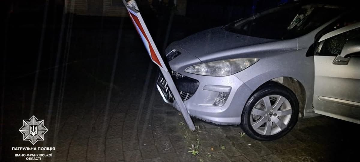 Фото до матеріалу: Нетверезий водій Peugeot протаранив дорожній знак на кільці у Франківську