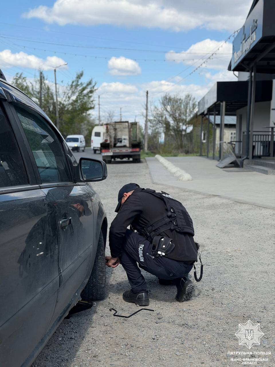 Фото до матеріалу: Поліцейські допомогли жінці відремонтувати пошкоджене колесо в Івано-Франківську