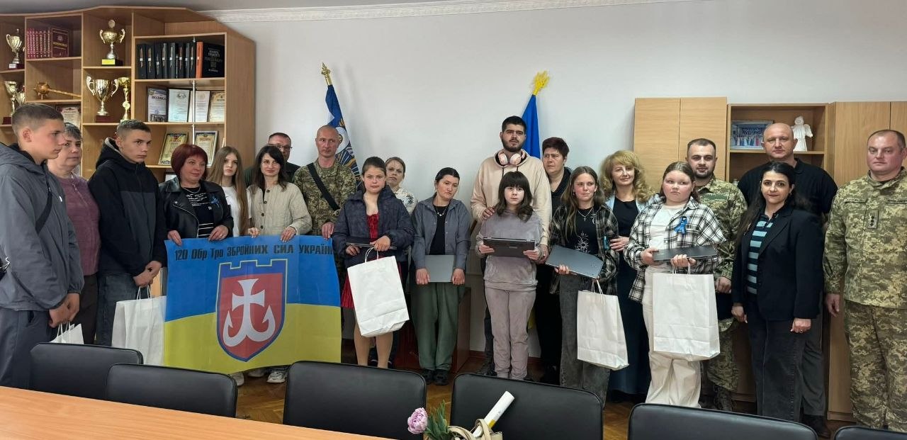 Фото до матеріалу: Дітям безвісти зниклих військових із 120 бригади передали сучасні ноутбуки