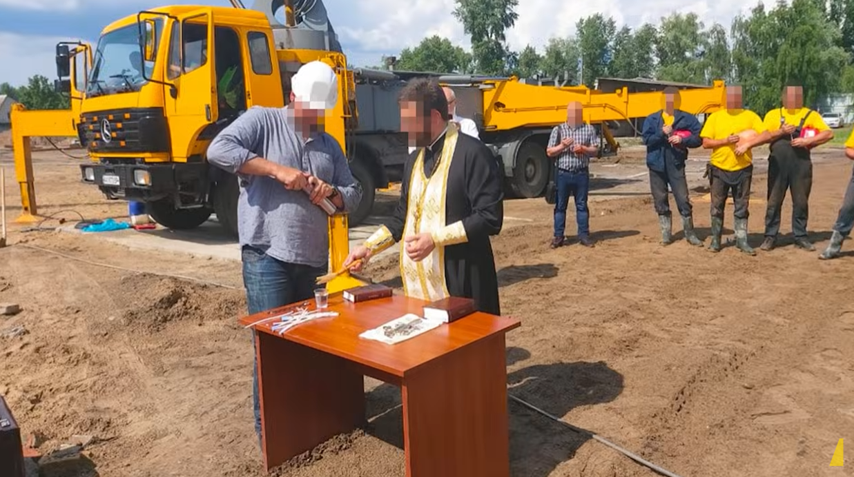 Фото до матеріалу: Операція «Мідас»: священник освятив будівництво приватних резиденцій «Династія"