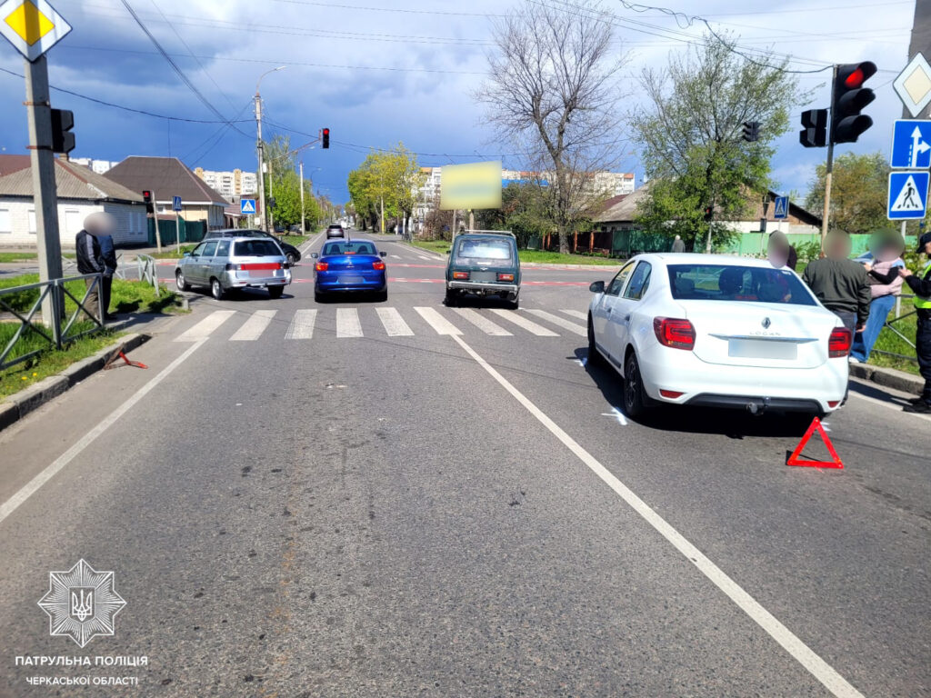 Фото до матеріалу: У Черкасах водій «Ниви» перевищив швидкість і протаранив дві автівки