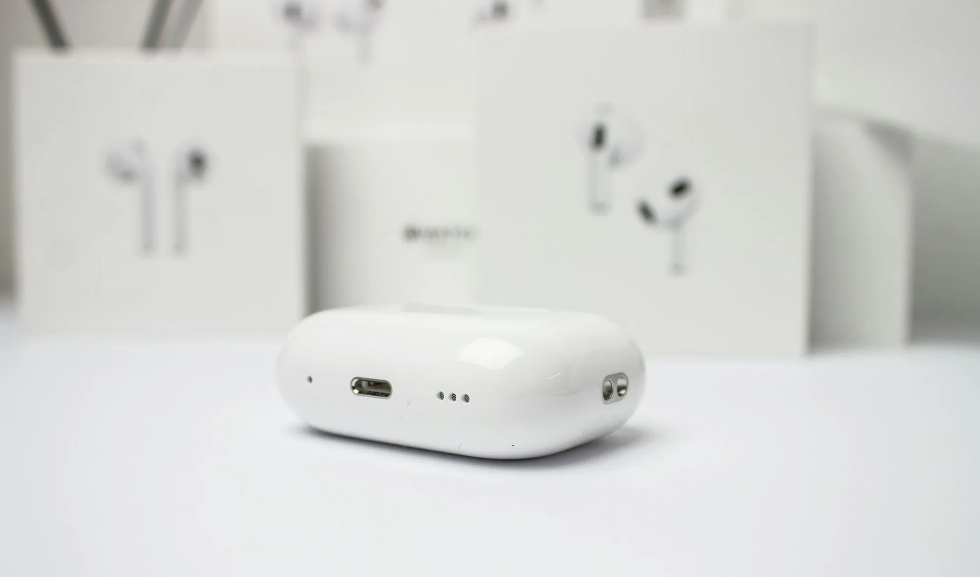 Фото до матеріалу: Чи шкодить зарядка AirPods всю ніч: що кажуть експерти