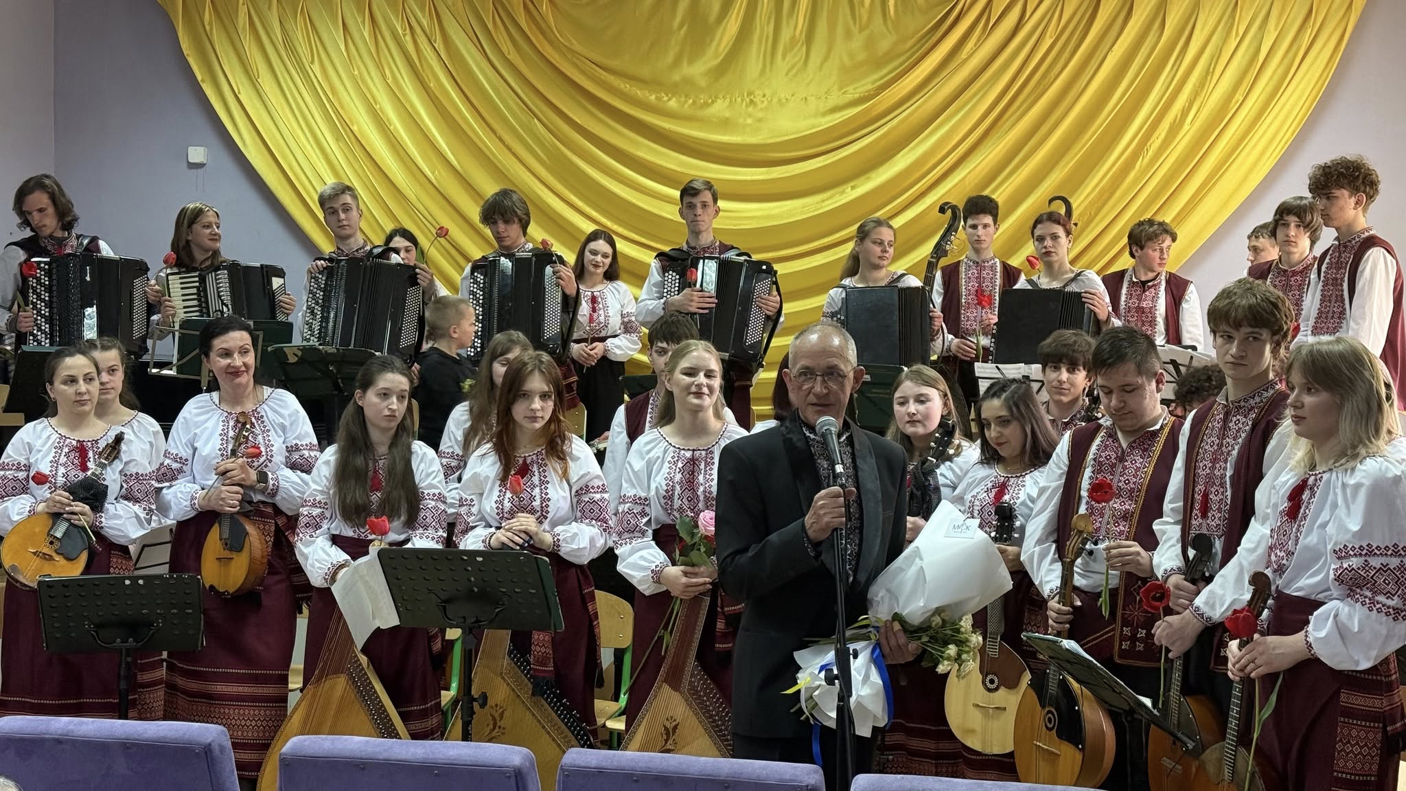 Фото до матеріалу: Справжнє свято народної музики відбулося в Оратові: оркестр Геннадія Муращенка зачарував громаду