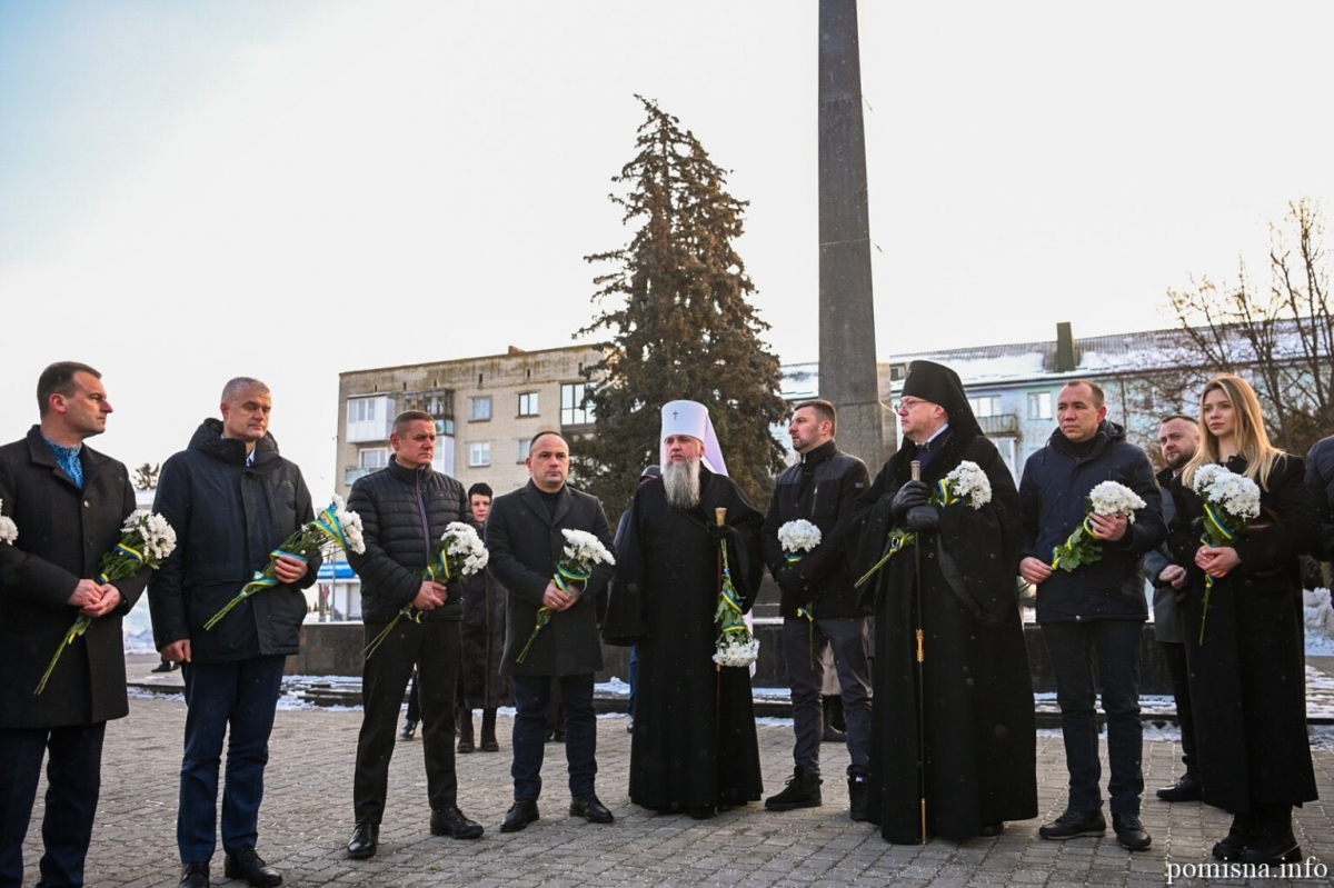 Фото до матеріалу: Митрополит Епіфаній оновив Свято-Успенський собор у Володимирі: фото з богослужіння