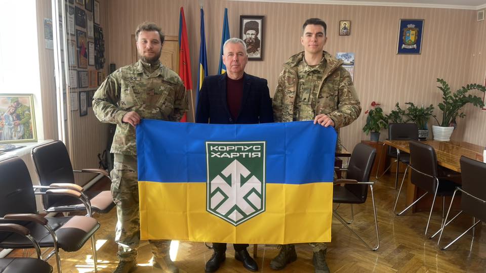 Фото до матеріалу: Військові передали прапор міському голові Тальнівщини: символ єдності фронту і тилу