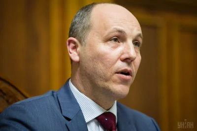 Фото до матеріалу: Міський голова Андрій Садовий обливав львів'ян водою з балкона під час Поливного понеділка