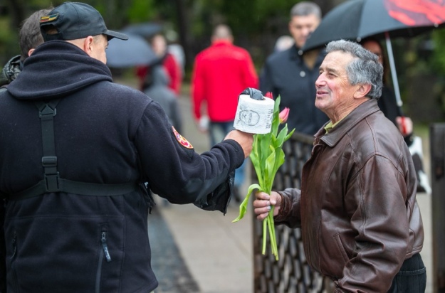 Фото до матеріалу: У Вільнюсі 9 травня протестували роздачу туалетного паперу з портретом Путіна