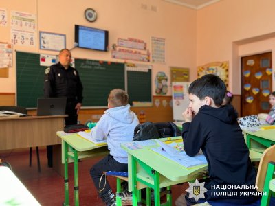 Фото до матеріалу: Поліцейський навчив учнів Новобузького району, як поводитися з незнайомцями