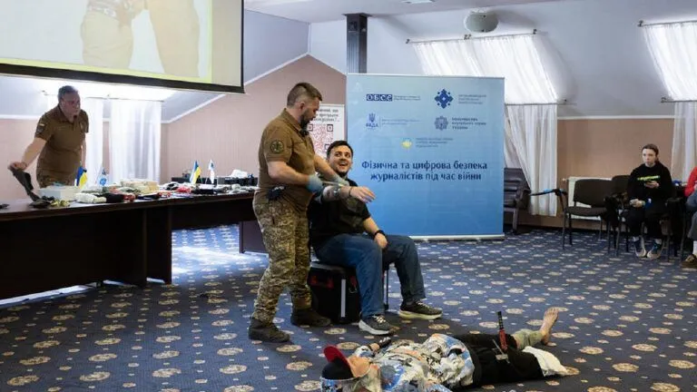 Фото до матеріалу: ОБСЄ навчила українських журналістів виживати в умовах війни: фізична та цифрова безпека