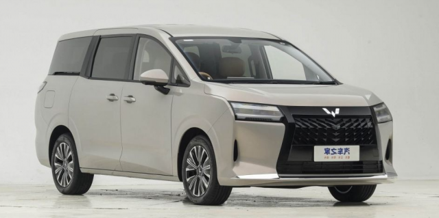 Фото до матеріалу: Офіційна презентація мінівена Wuling Xingguang 730 Premium Edition (+ФОТО)