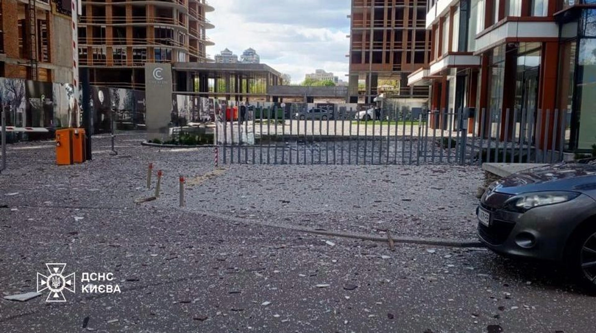 Фото до матеріалу: Уламки дронів впали на цвинтар і недобудову в Києві: є постраждалий