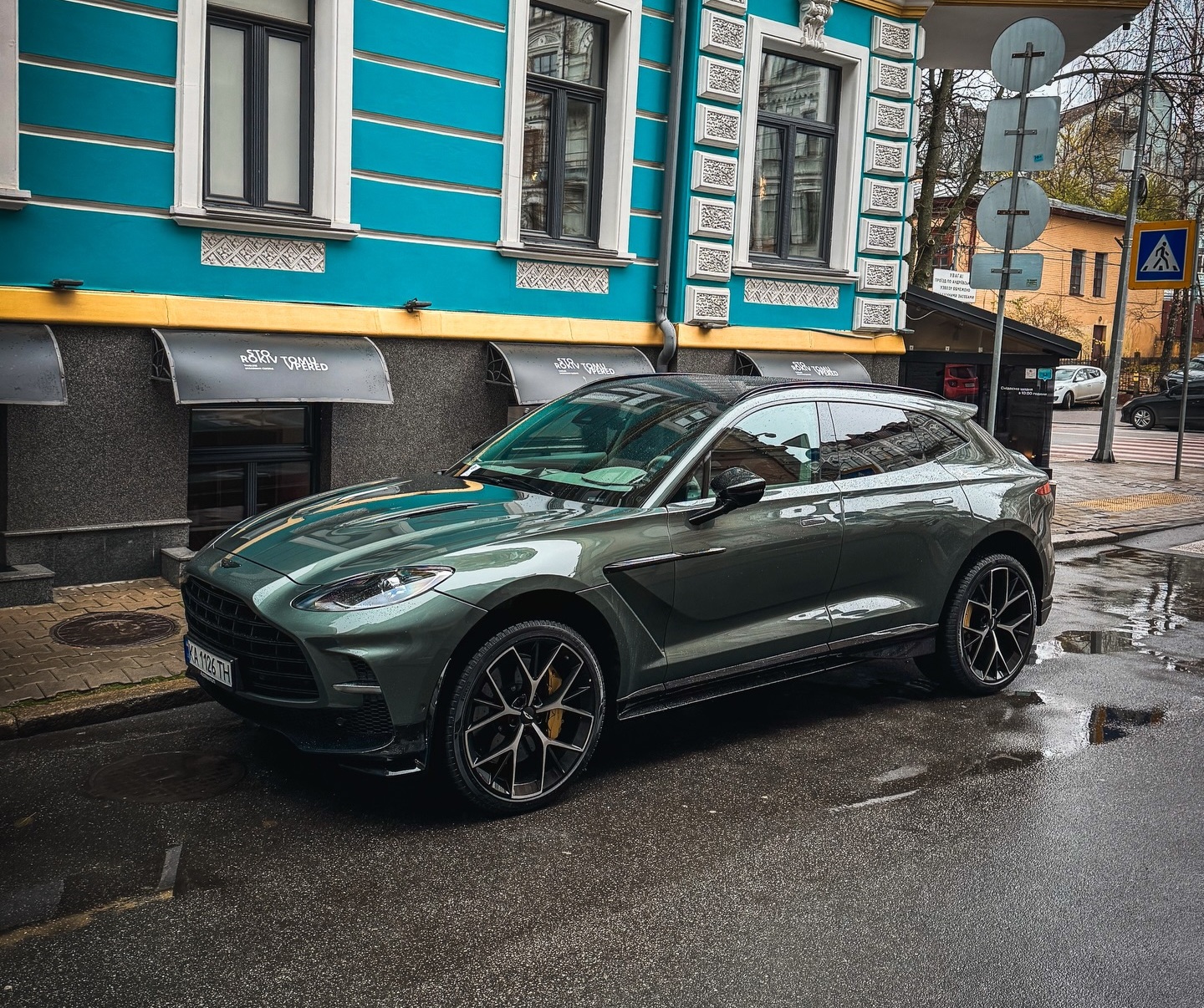 Фото до матеріалу: У Києві помітили новий кросовер Aston Martin DBX707: фото та характеристики