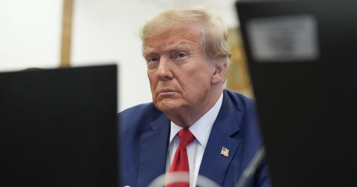 Фото до матеріалу: "Думав, що це дрон": Трамп злякався пташки, переплутавши її з БПЛА (відео)