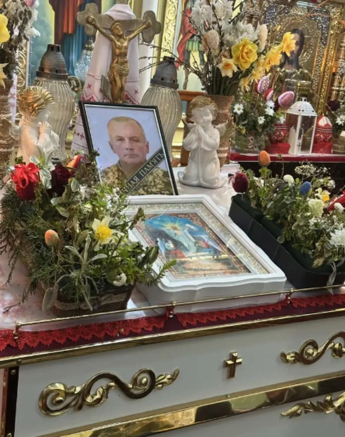 Фото до матеріалу: В Устилузькій громаді попрощалися із загиблим воїном Володимиром Троцюком