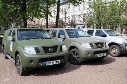 Фото до матеріалу: Британські волонтери передали ЗСУ 35 пікапів та гуманітарну допомогу