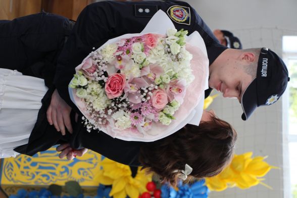Фото до матеріалу: Сказала «Так» перед усім строєм: зворушливе освідчення на випуску поліцейських - 20 хвилин