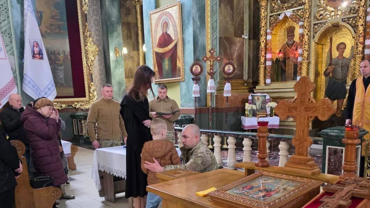 Фото до матеріалу: Родина Романа Волосянчука отримала орден «Хрест Героя»