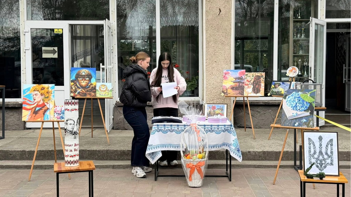 Фото до матеріалу: Бурштинський ліцей зіграв аукціон на 36 тисяч гривень для військових