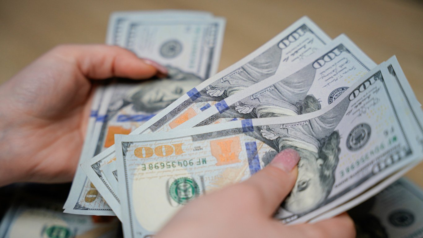 Фото до матеріалу: Як продати доларові купюри дорожче: колекціонери платять за унікальні номери