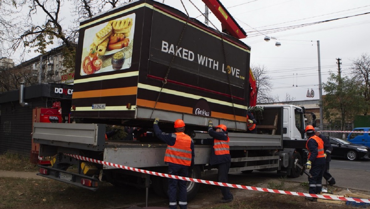 Фото до матеріалу: Війна з МАФами в Києві: хто відповідає за демонтаж та вивіз сміття?