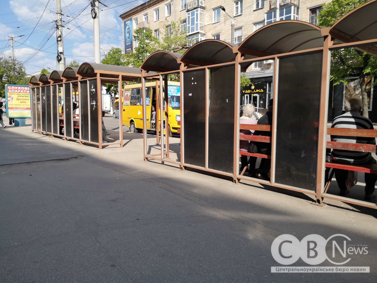 Фото до матеріалу: Зупинка біля готелю «Київ» у Кропивницькому стоїть розбита - її ламають швидше, ніж лагодять (фото)