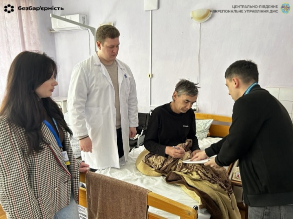 Фото до матеріалу: Міграційна служба врятувала пацієнта в Звенигородці: паспорт оформили за ліхтарик