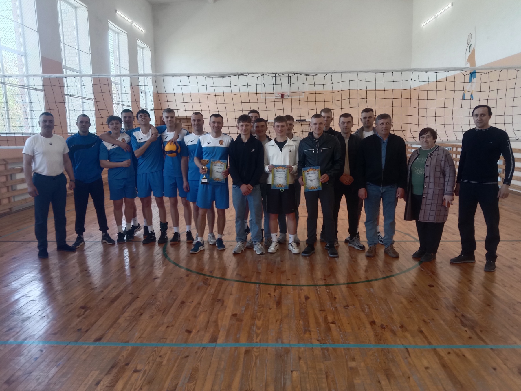Фото до матеріалу: Смолярі зібрали 63 тисячі гривень на підтримку ЗСУ: як пройшов захід «Військові поруч»