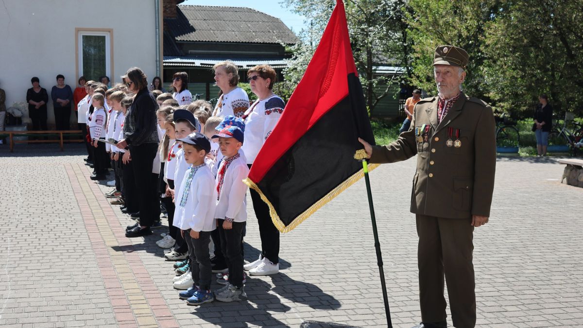 Фото до матеріалу: У Гузіївському ліцеї вшанували пам'ять загиблих випускників Артема Кулака та Миколи Смоляка