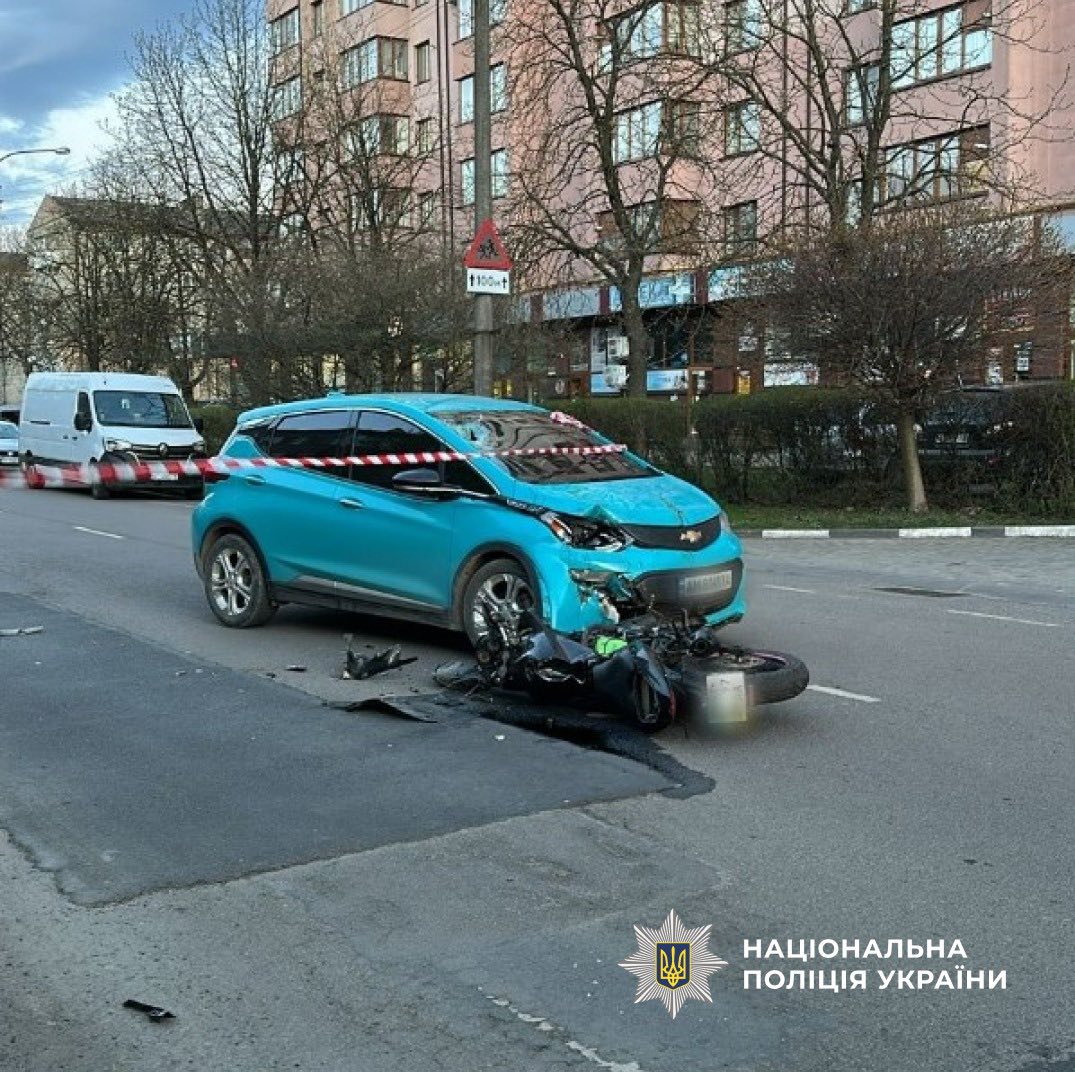 Фото до матеріалу: ДТП у Франківську: мотоцикліст на зустрічній смузі врізався в Chevrolet, двоє постраждалих