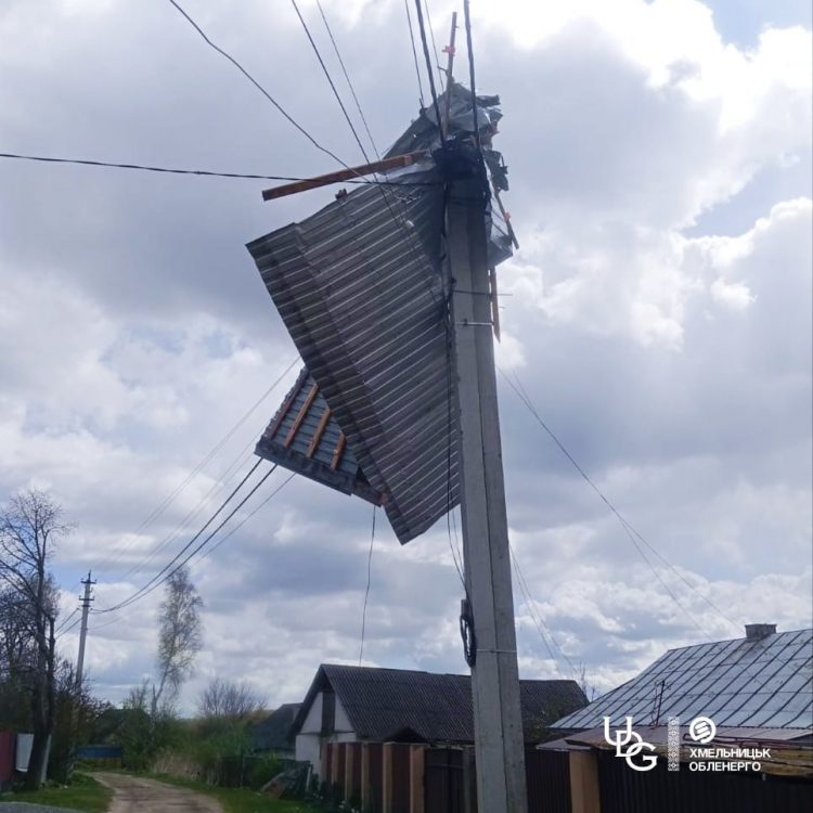 Фото до матеріалу: Тисячі хмельничан без світла: енергетики працюють понаднормово через негоду