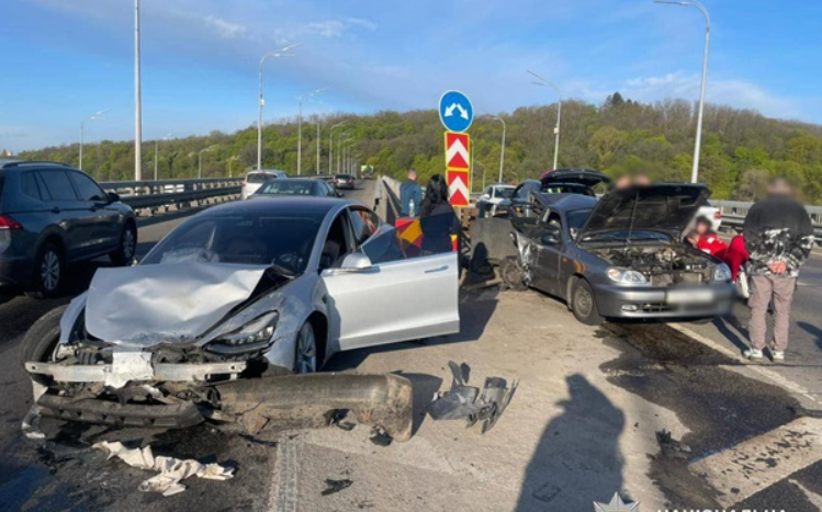 Фото до матеріалу: Смертельна ДТП на Дарницькому мосту: поліція затримала водія Tesla