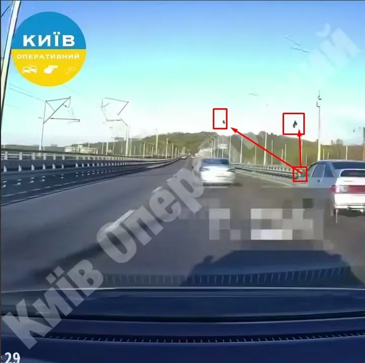 Фото до матеріалу: Смертельна ДТП на Дарницькому мосту: водій Tesla врізався в авто, є загибла