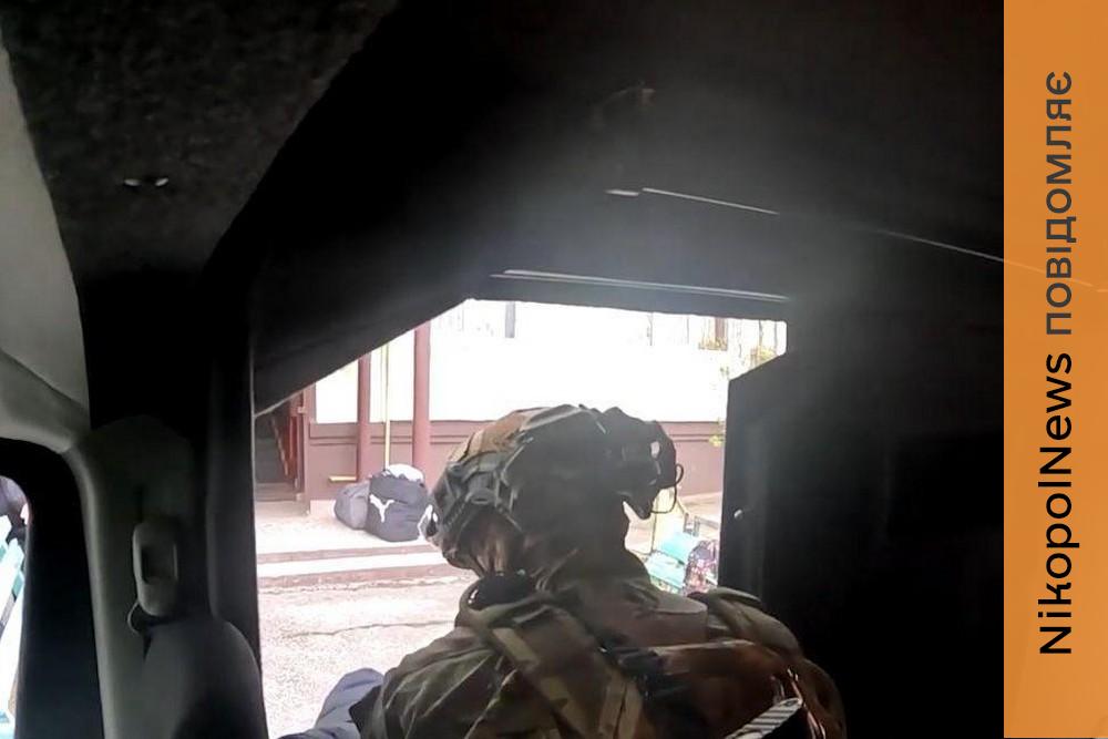 Фото до матеріалу: Евакуація з Нікополя триває: поліція «Білий янгол» допомагає мешканцям уникнути небезпеки