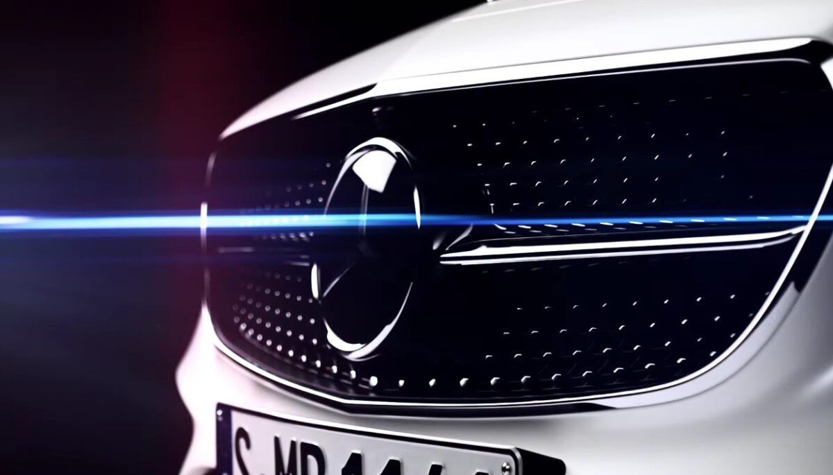 Фото до матеріалу: Mercedes-Benz віддає всі берлінські автосалони канадській компанії